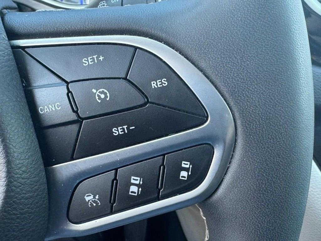 Used 2024 Chrysler Pacifica Touring-L image 21