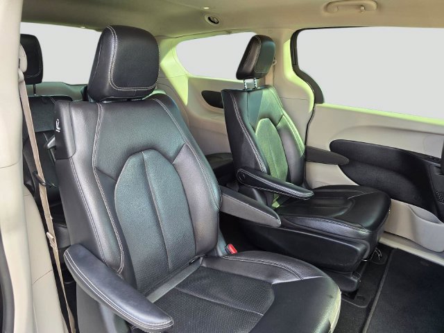 Used 2022 Chrysler Pacifica Touring-L FWD image 12