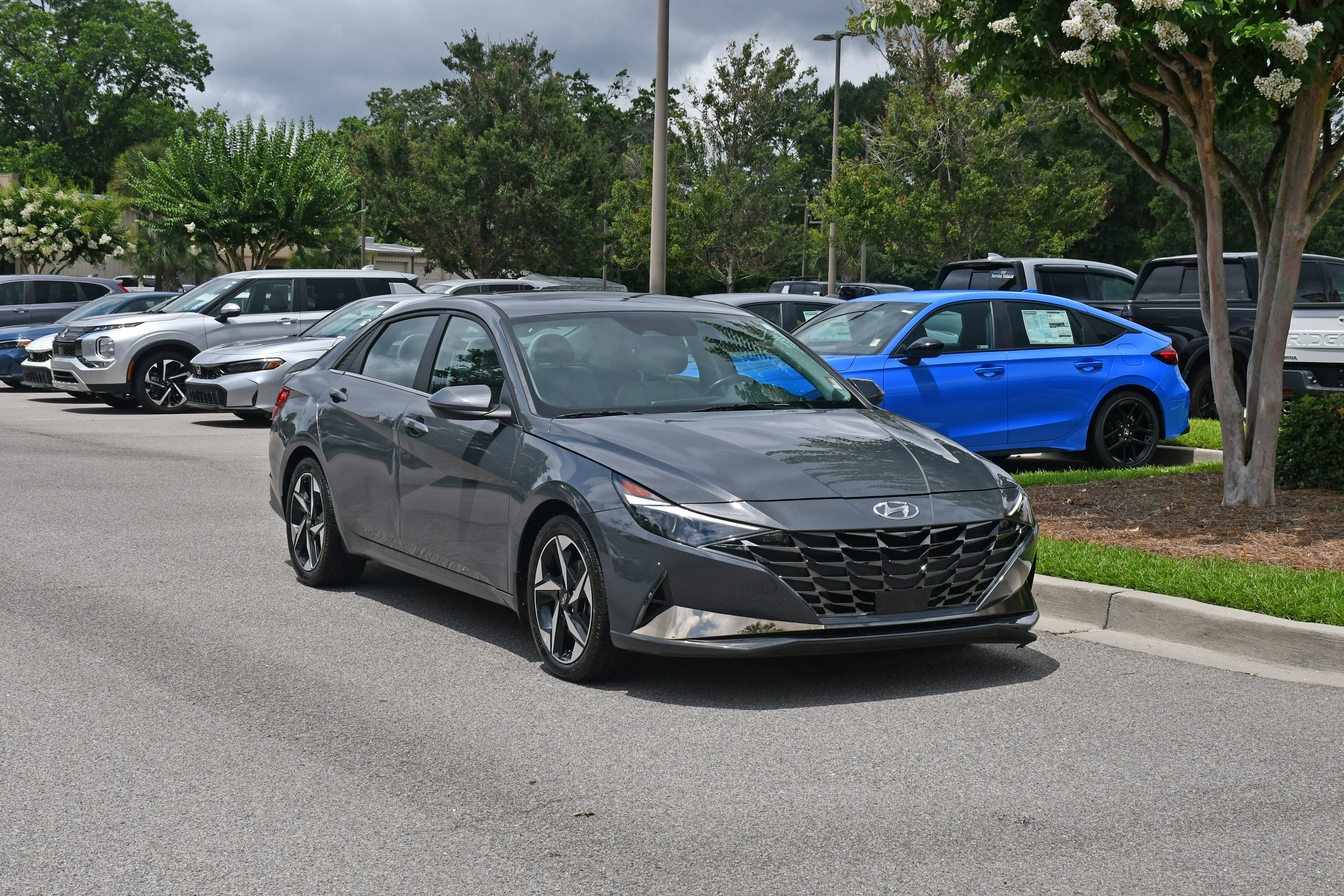 Used 2023 Hyundai Elantra Limited w/ Cargo Package FWD image 6