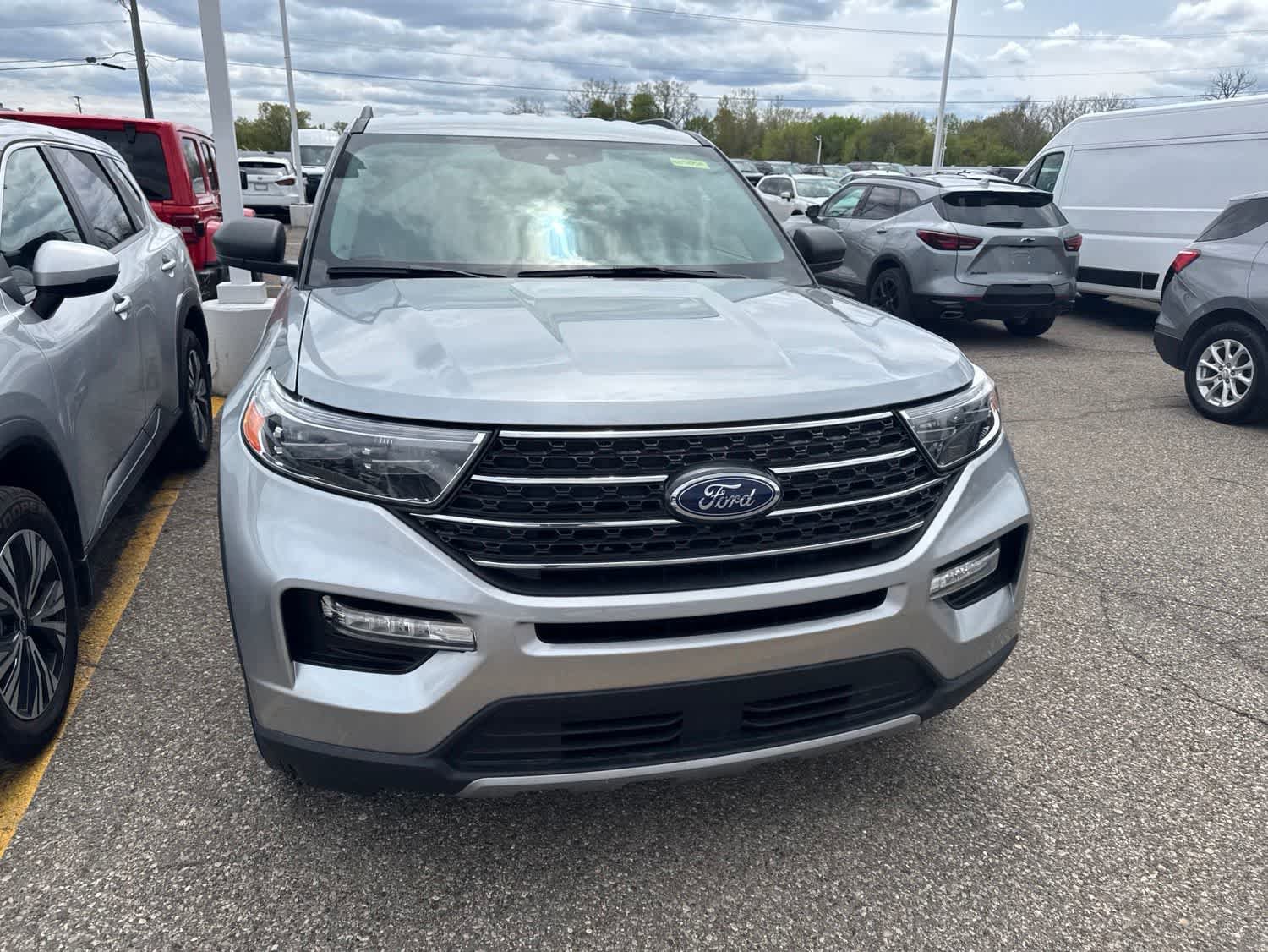 Used 2023 Ford Explorer XLT w/ Equipment Group 202A AWD/4WD image 4
