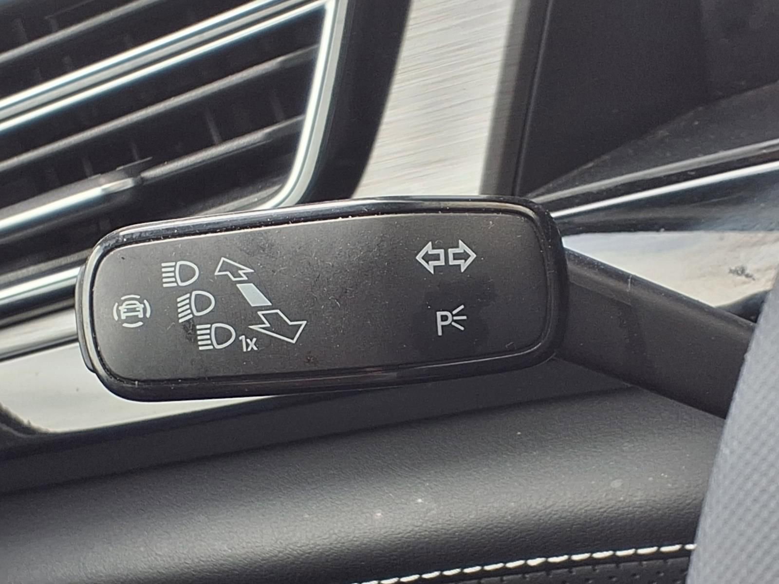 Used 2025 Volkswagen Atlas Cross Sport SE image 13