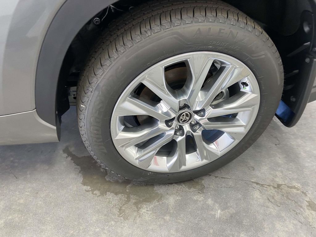 Used 2026 Toyota Highlander Limited image 9