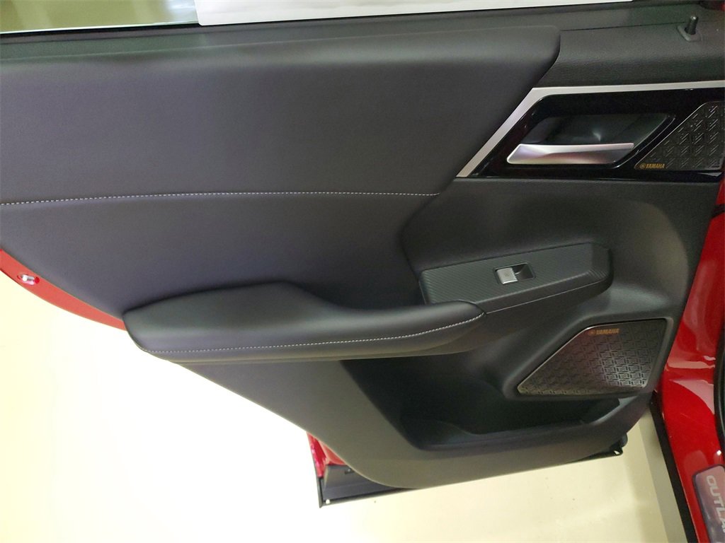 New 2025 Mitsubishi Outlander SE image 12