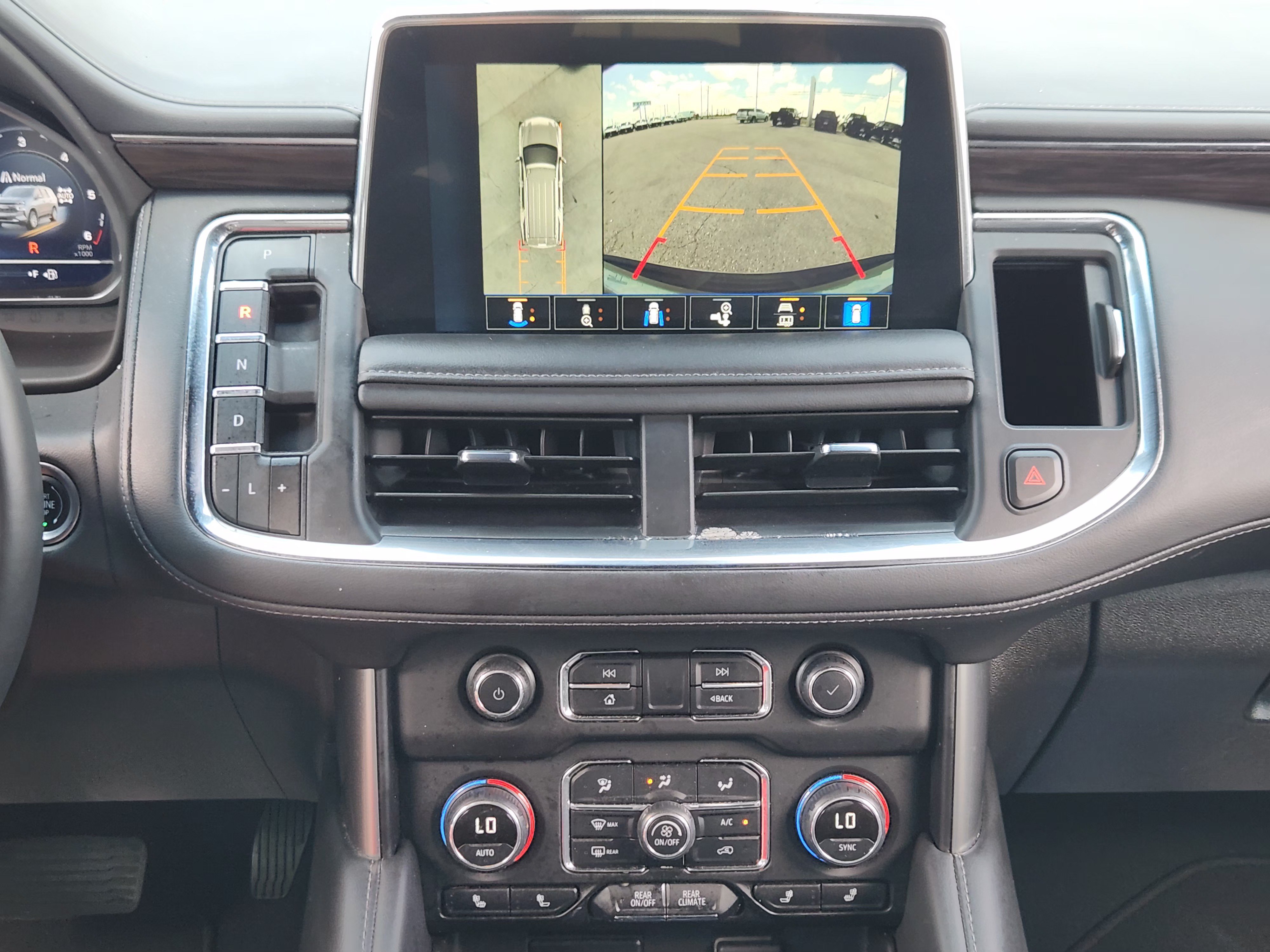 Used 2024 Chevrolet Tahoe Z71 w/ Luxury Package AWD/4WD image 19