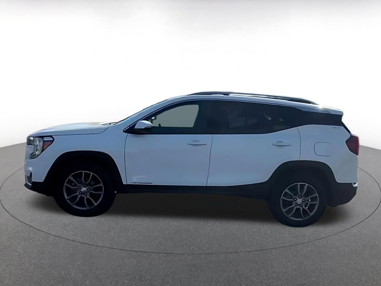 Used 2024 GMC Terrain SLT AWD/4WD image 10