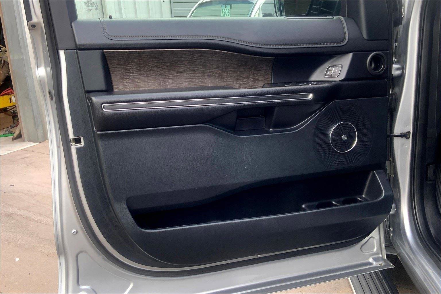 Used 2020 Ford Expedition Limited image 23