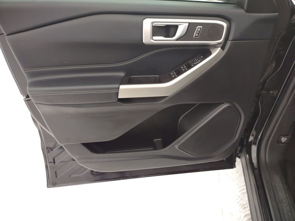 Used 2022 Ford Explorer XLT w/ Equipment Group 202A image 10