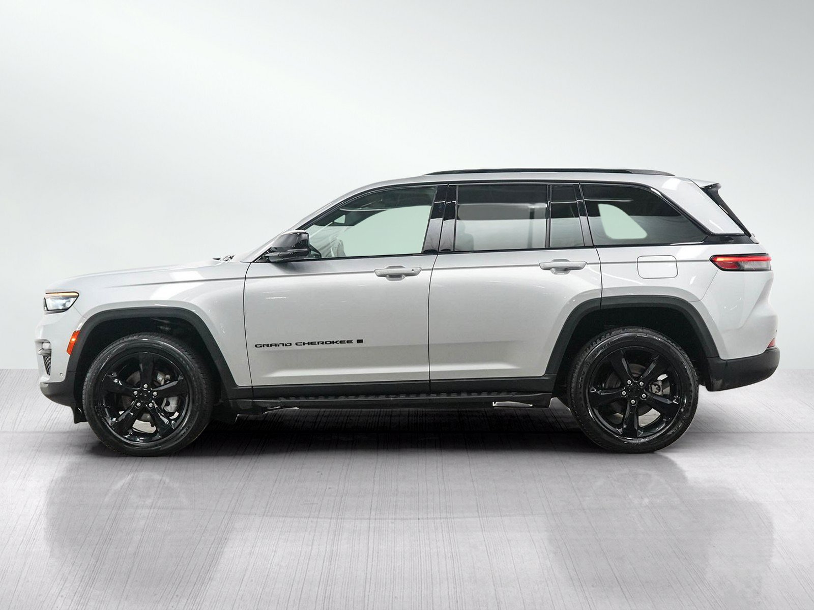 Used 2024 Jeep Grand Cherokee Limited w/ Luxury Tech Group II AWD/4WD image 2