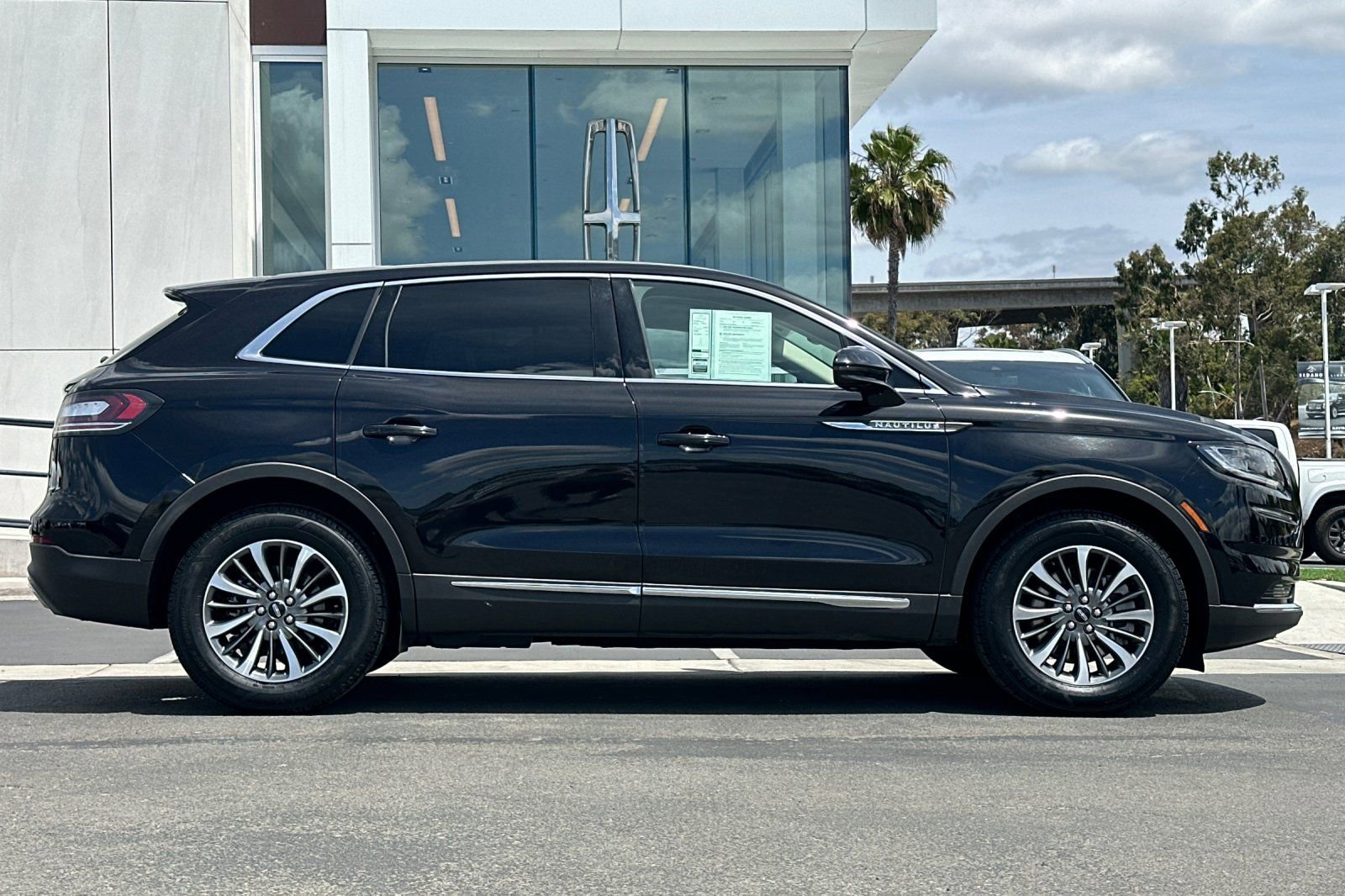 Certified 2022 Lincoln Nautilus FWD w/ Premium Package image 2