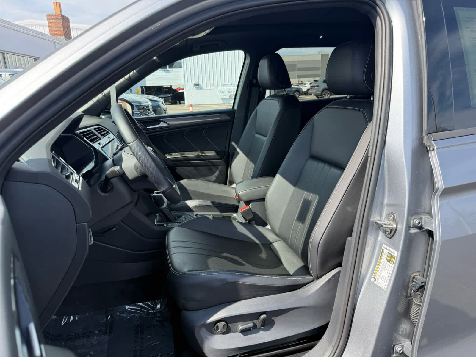 Certified 2024 Volkswagen Tiguan SE R-Line image 19