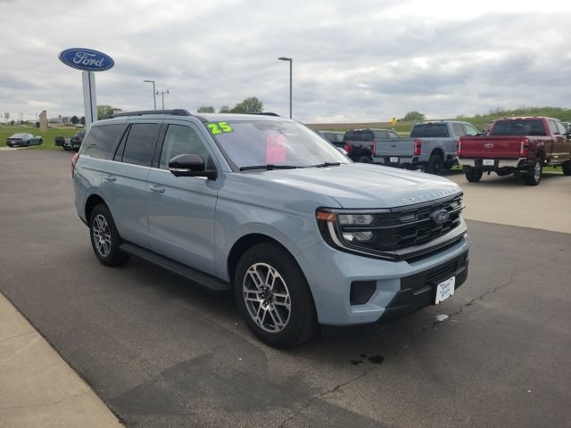 Used 2025 Ford Expedition Active AWD/4WD image 7