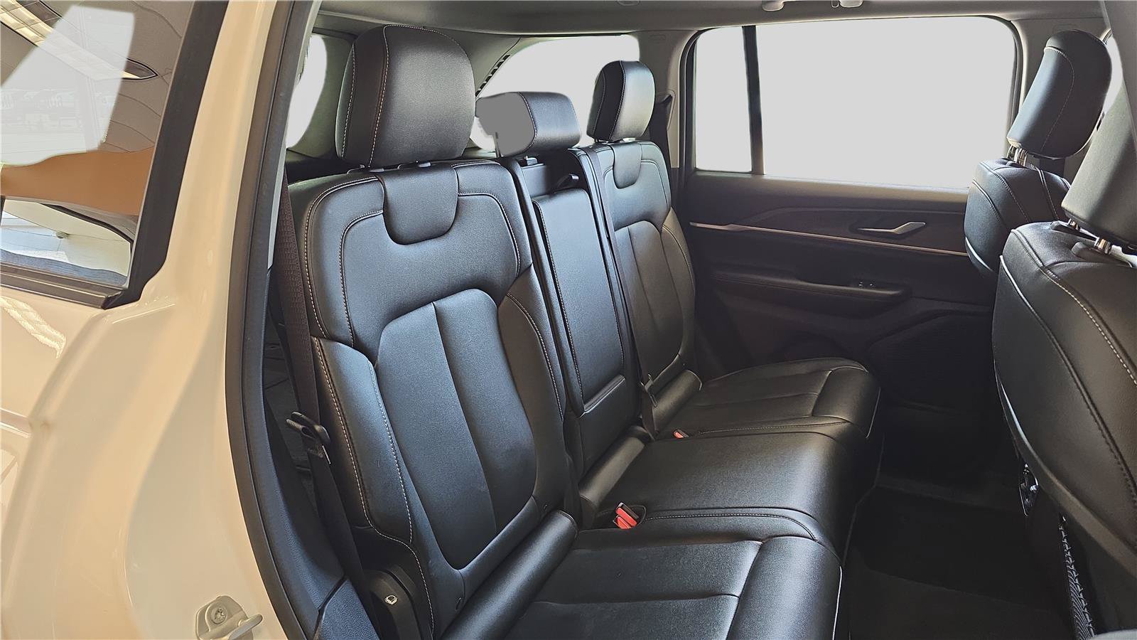 Used 2023 Jeep Grand Cherokee Limited AWD/4WD image 17
