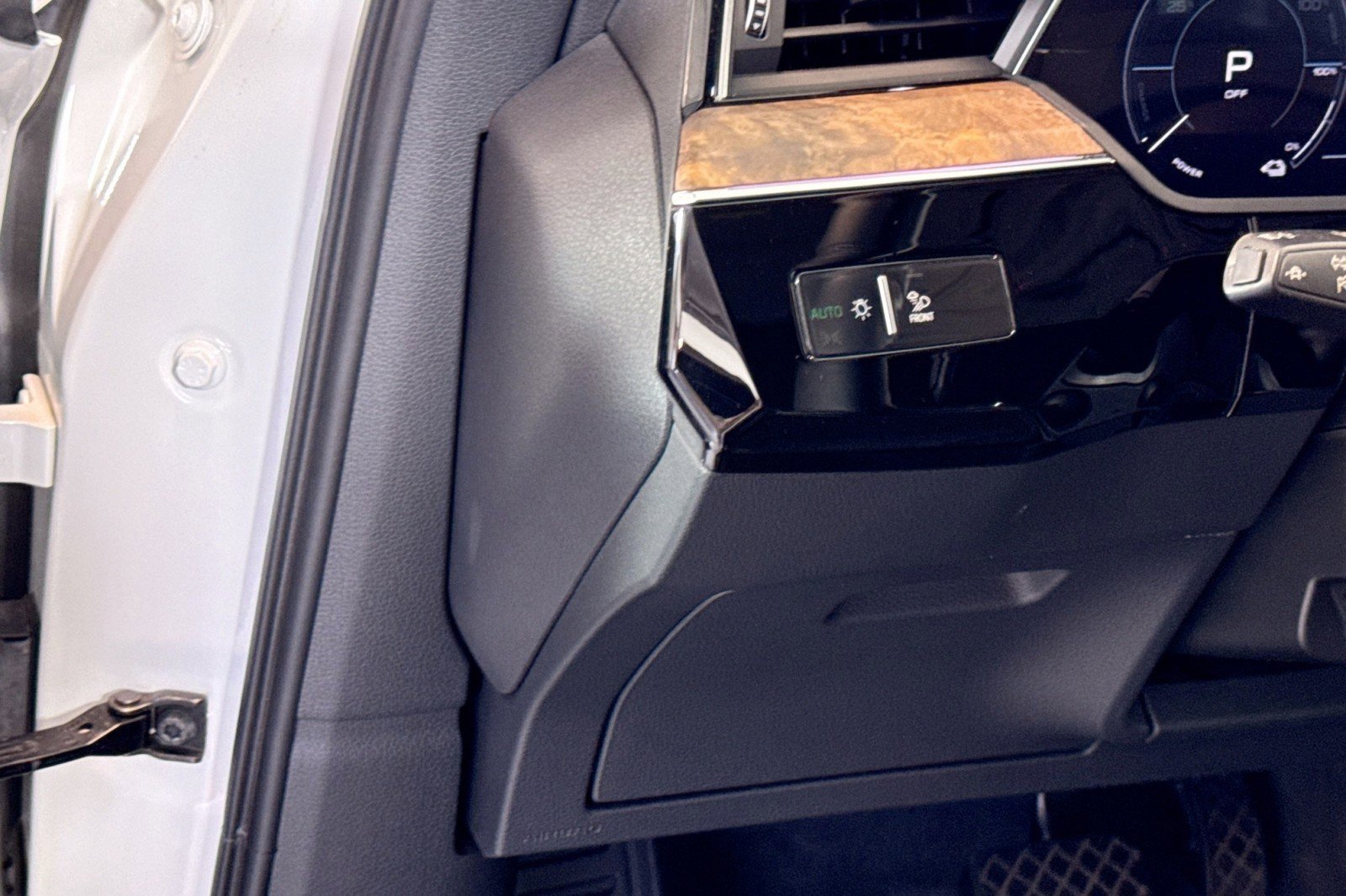 Used 2019 Audi e-tron Prestige w/ Prestige Package image 10