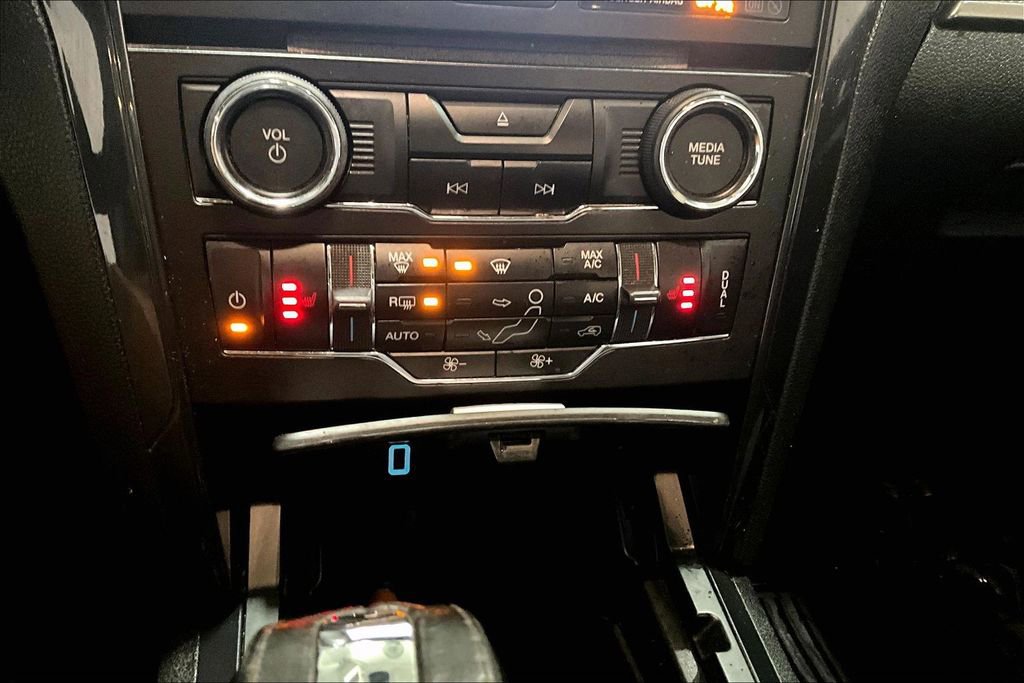 Used 2018 Ford Explorer XLT w/ XLT Appearance Package image 14