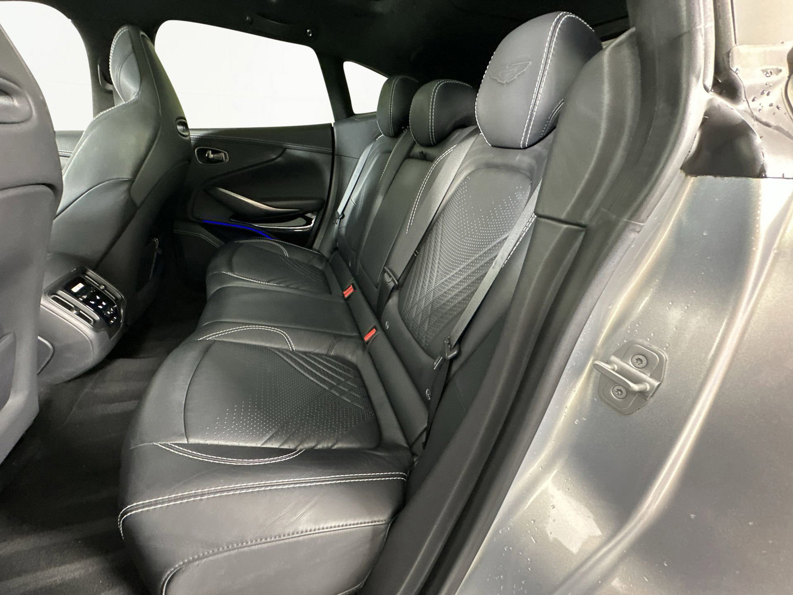 Used 2023 Aston Martin DBX image 23