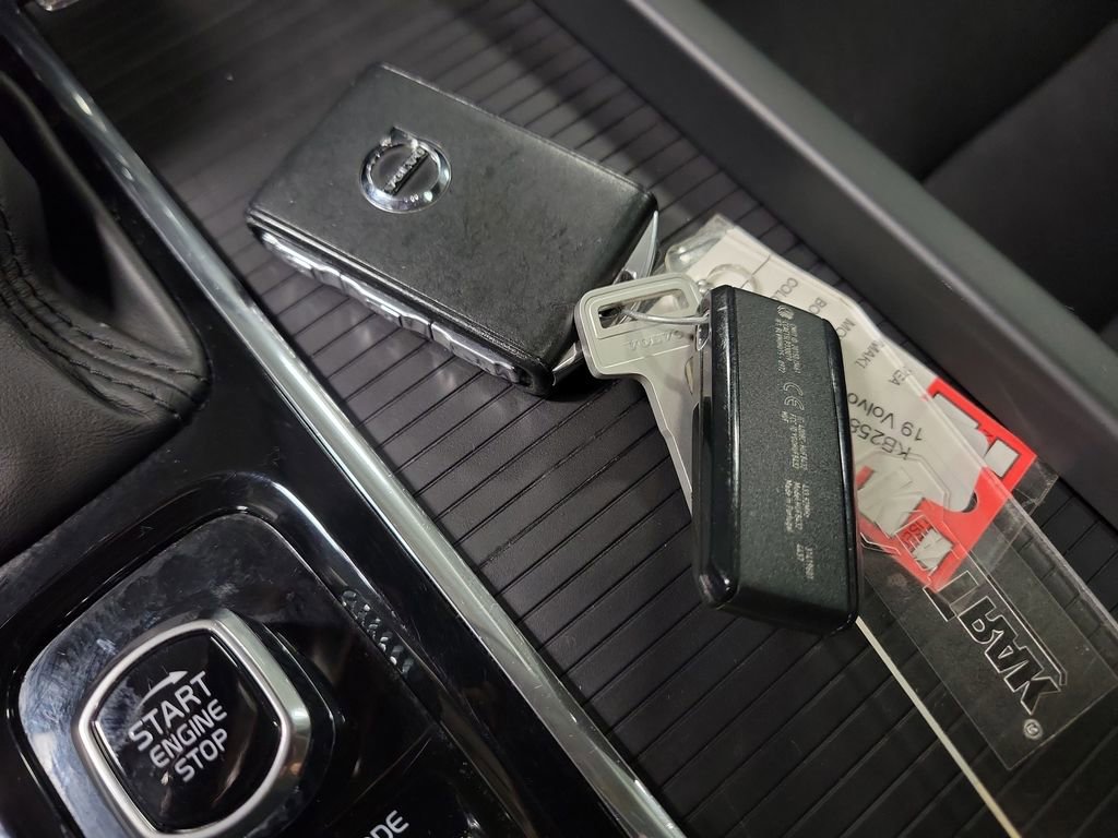 Used 2019 Volvo XC60 T5 Momentum w/ Premium Package image 16