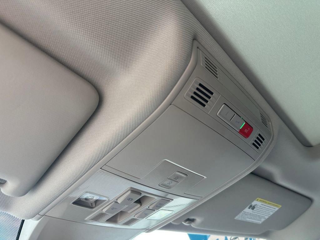 Used 2022 Volkswagen Tiguan SE AWD/4WD image 19