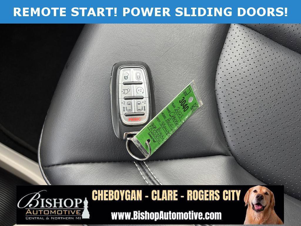 Used 2023 Chrysler Pacifica Touring-L image 12