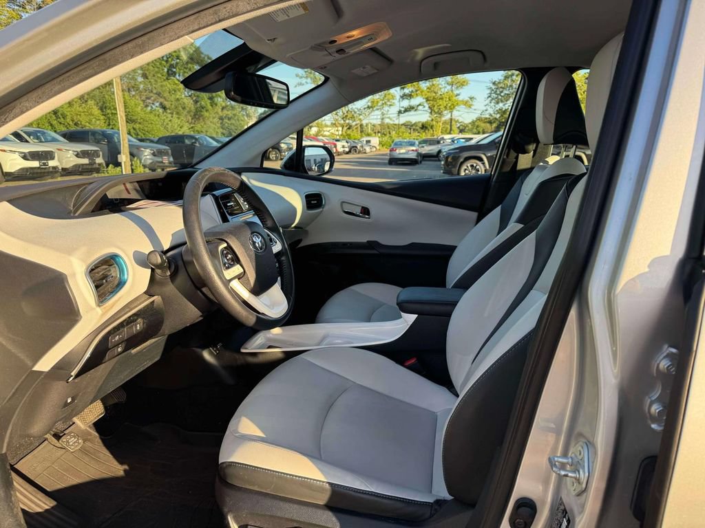 Used 2017 Toyota Prius Four FWD image 18