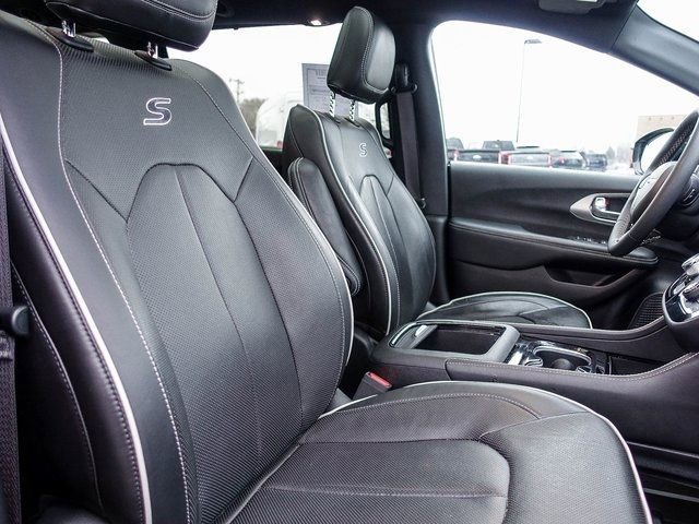 Used 2023 Chrysler Pacifica Limited w/ S Appearance Package image 13