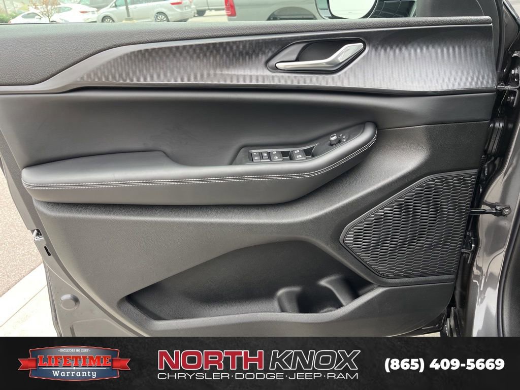 New 2025 Jeep Grand Cherokee L Altitude image 5