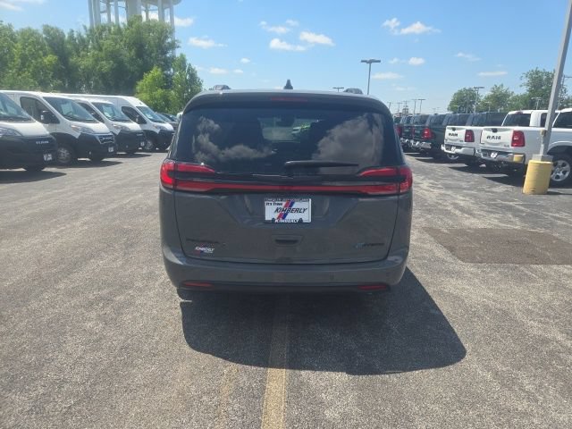 Used 2024 Chrysler Pacifica Premium FWD image 10