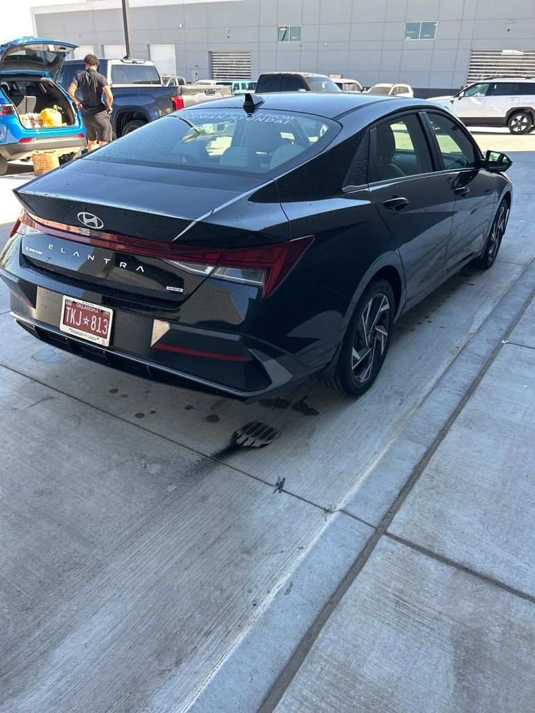 Certified 2025 Hyundai Elantra Limited image 4