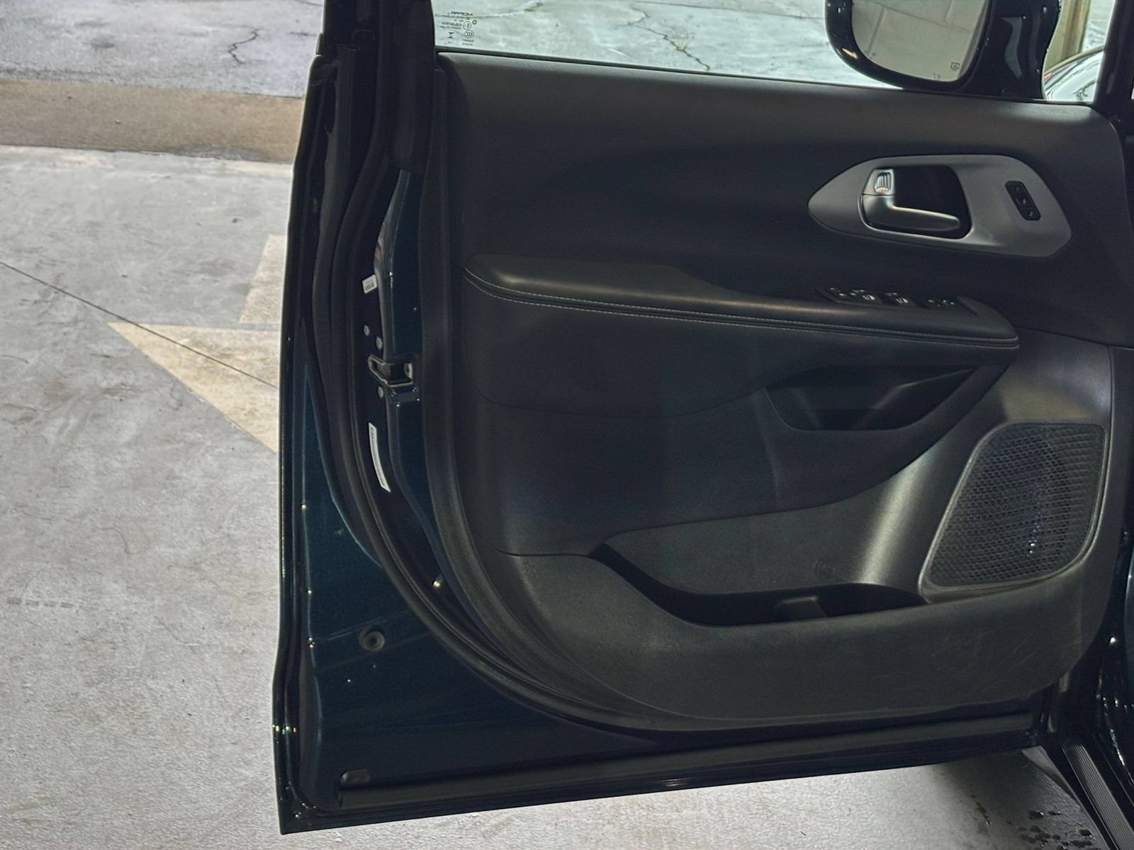 Used 2025 Chrysler Pacifica Limited FWD image 18