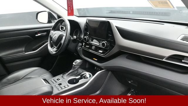 Used 2023 Toyota Highlander XLE AWD/4WD image 17