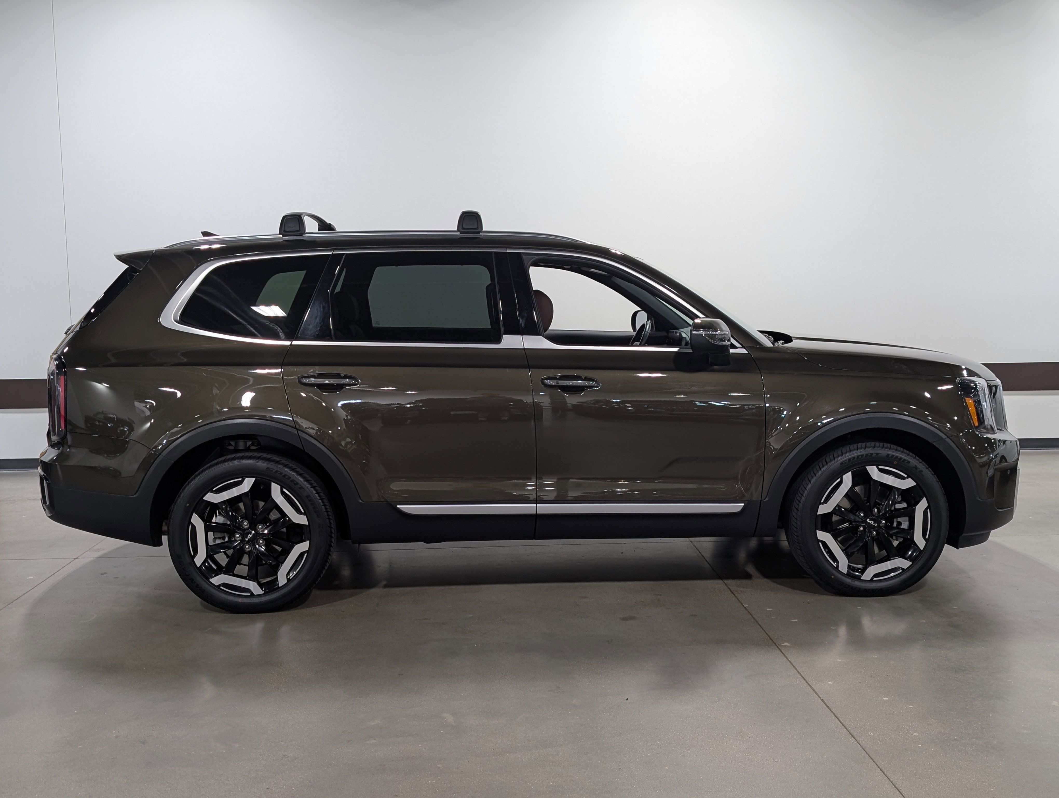 Used 2023 Kia Telluride EX w/ EX Captain's Chair Package AWD/4WD image 2