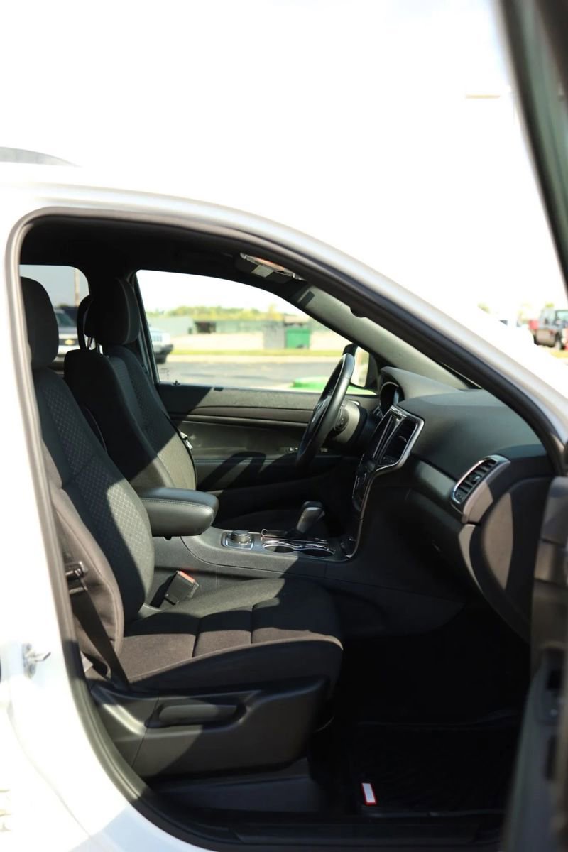 Used 2018 Jeep Grand Cherokee Laredo image 42