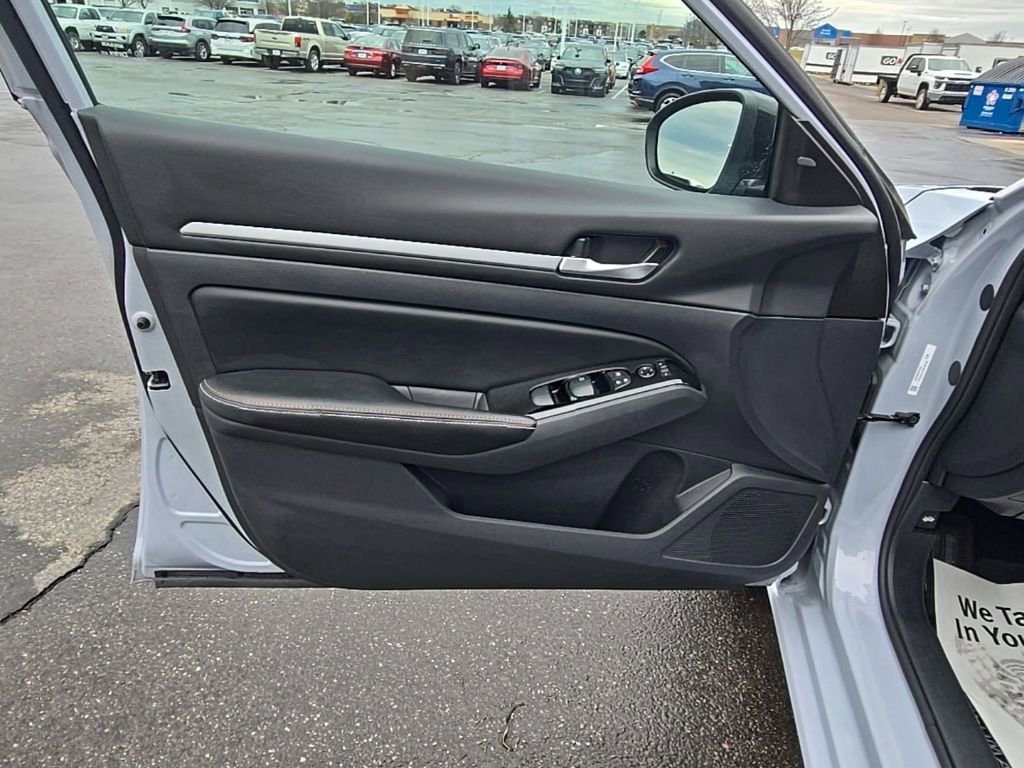 Used 2025 Nissan Altima 2.5 SR w/ SR Premium Package image 24
