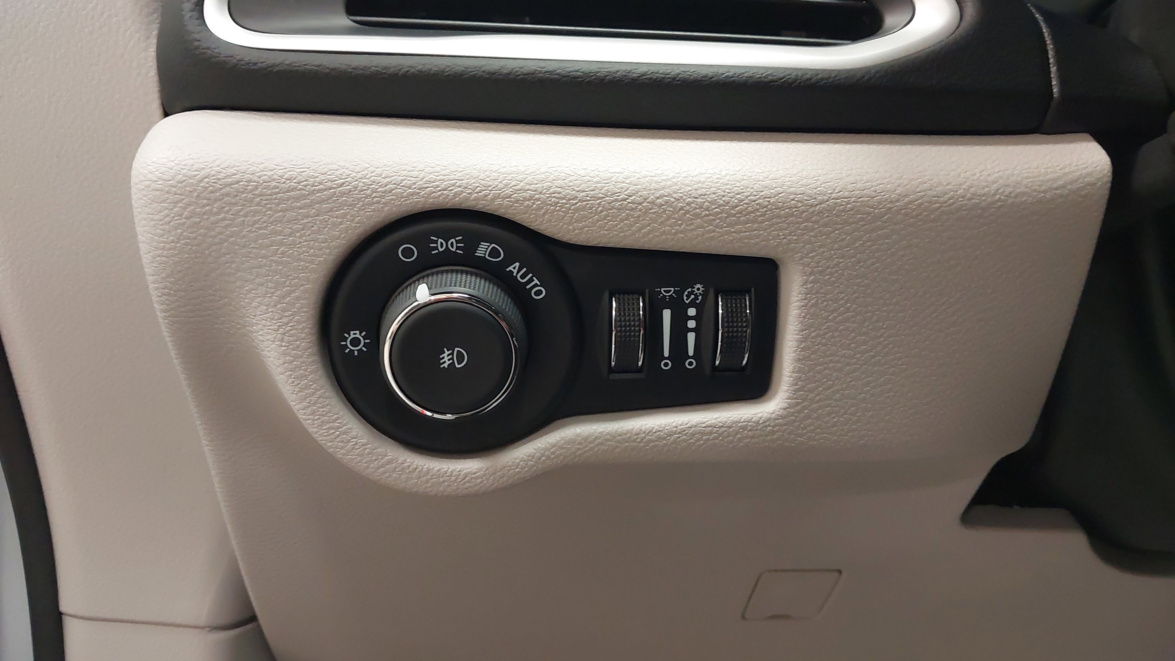 Used 2024 Chrysler Pacifica Touring-L image 23