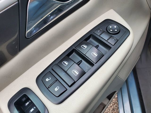 Used 2010 Volkswagen Routan SE image 24