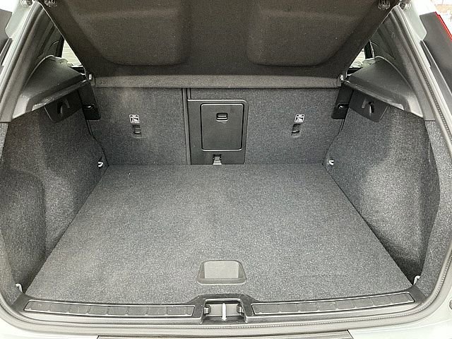 Certified 2025 Volvo XC40 B5 Core image 18