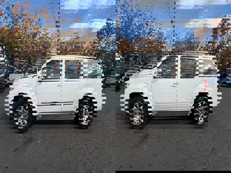 Used 2011 Nissan Pathfinder LE w/ Navigation Pkg image 8