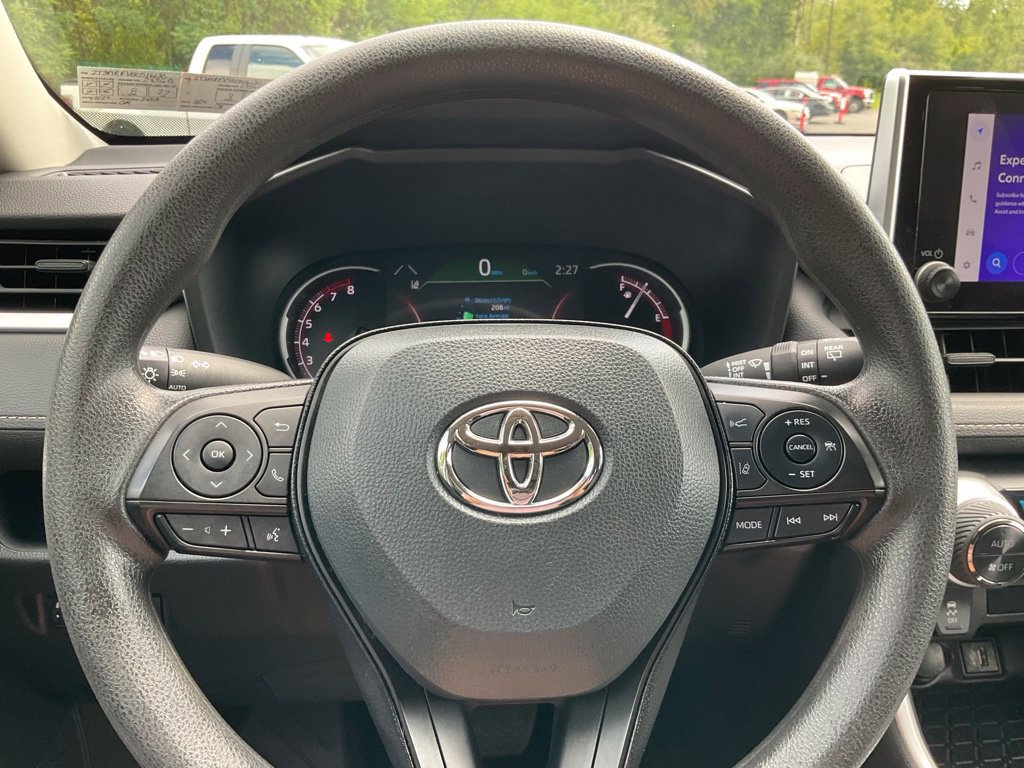 Used 2025 Toyota RAV4 XLE AWD/4WD image 6