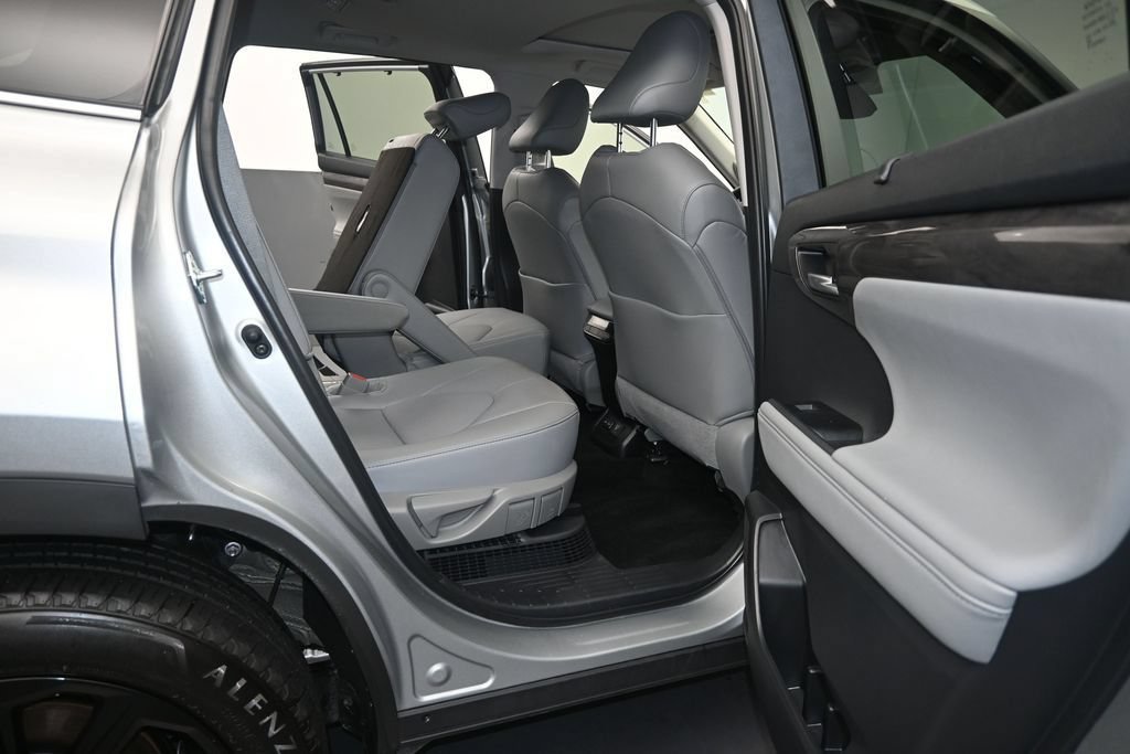 Used 2024 Toyota Highlander Limited AWD/4WD image 13