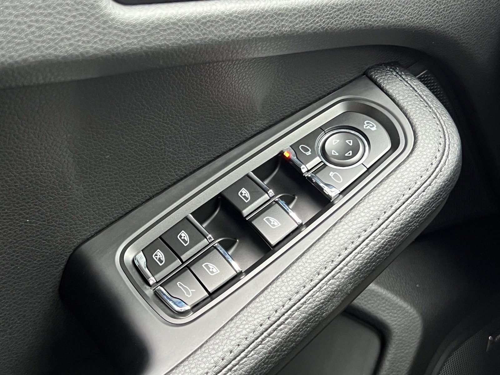 Certified 2025 Porsche Macan image 30