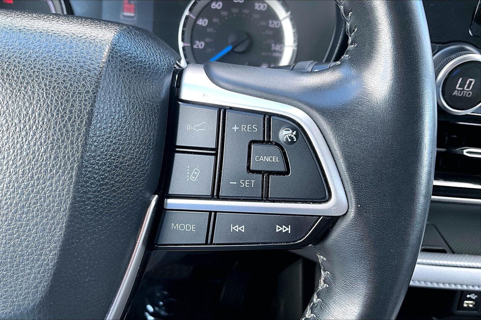 Used 2022 Toyota Highlander LE AWD/4WD image 18