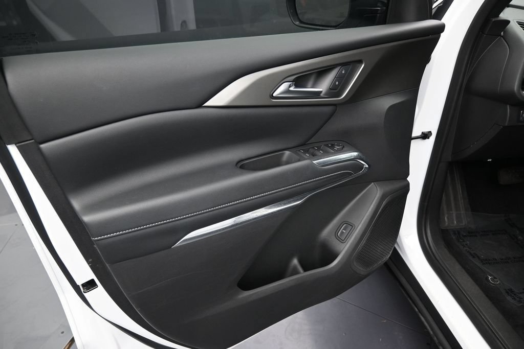 Used 2025 Chevrolet Traverse LT FWD image 12