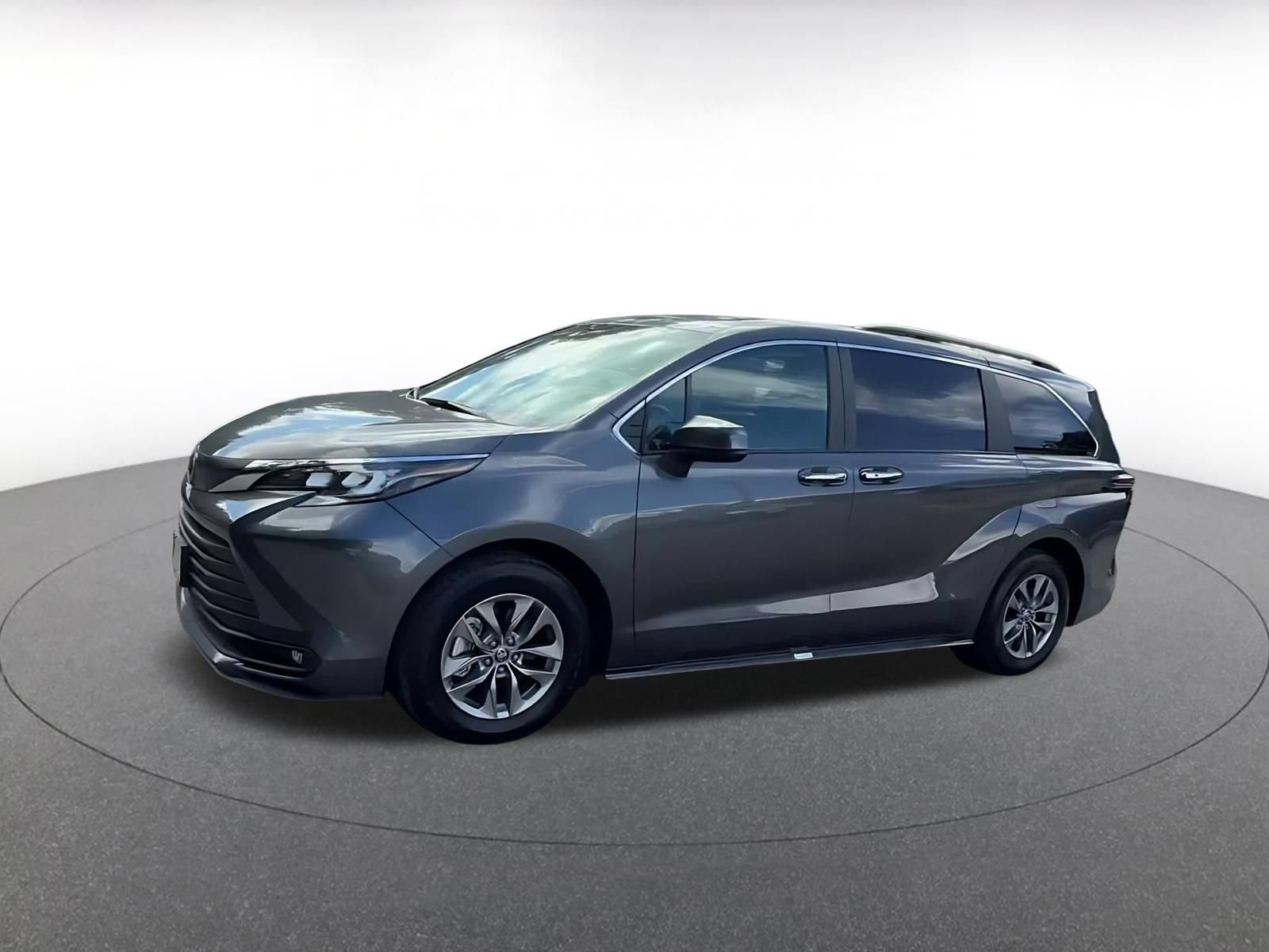 Used 2025 Toyota Sienna XLE FWD image 7