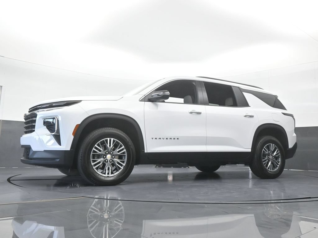 Used 2025 Chevrolet Traverse LT FWD image 56