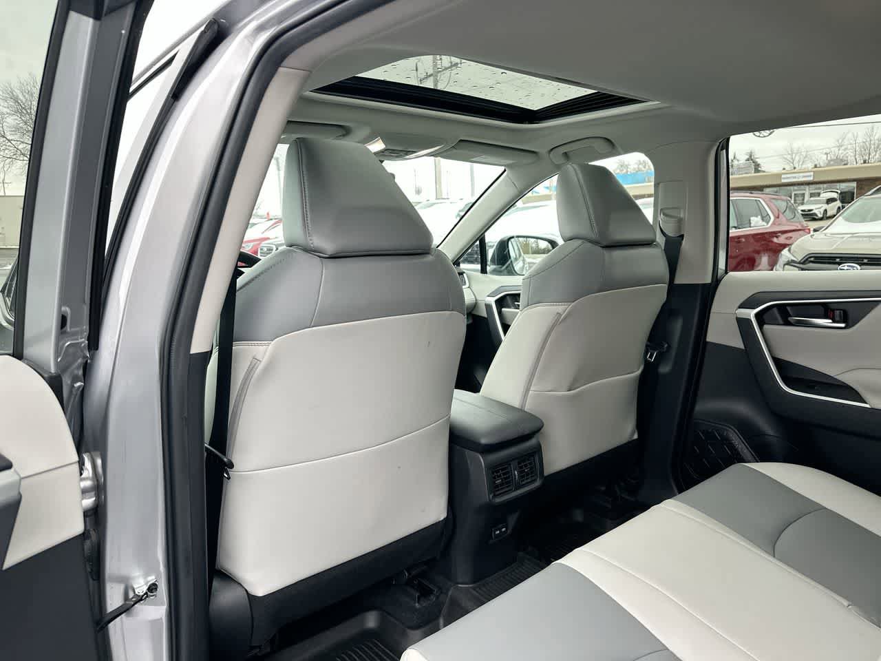 Used 2022 Toyota RAV4 XLE Premium image 23