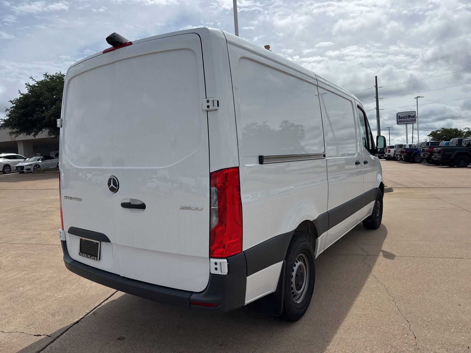 Used 2025 Mercedes-Benz Sprinter 2500 image 10