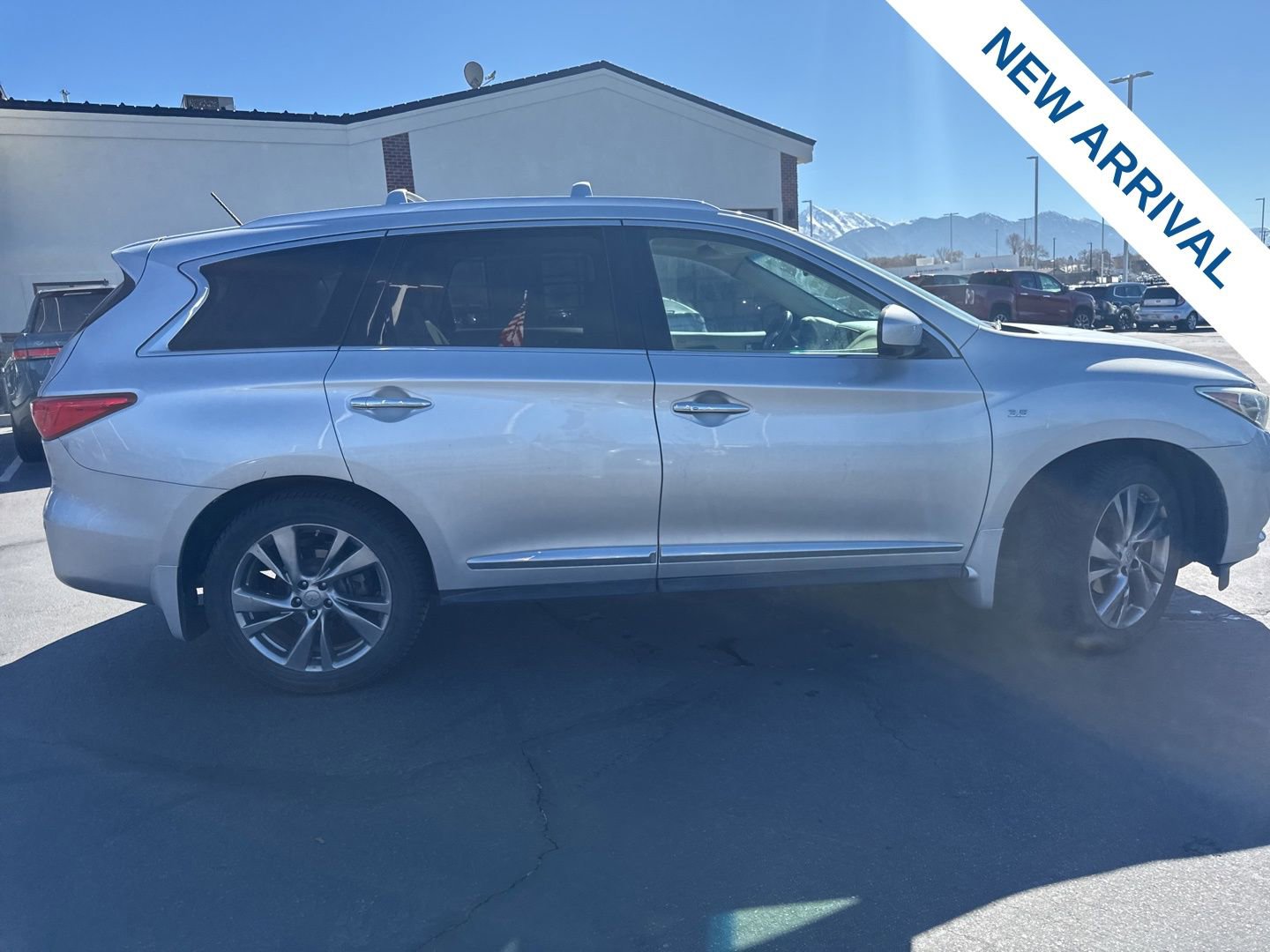 Used 2015 INFINITI QX60 AWD w/ Deluxe Touring Package image 8