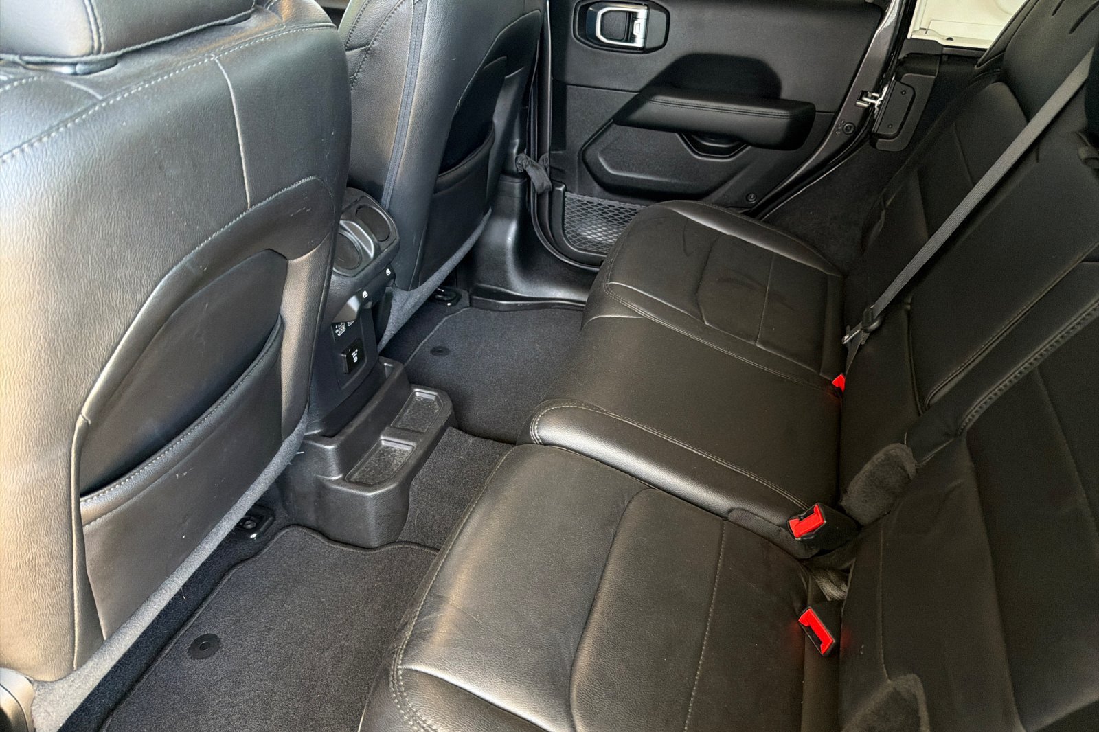 Used 2021 Jeep Wrangler Unlimited Sahara AWD/4WD image 13