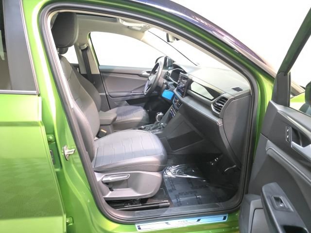 Used 2025 Volkswagen Taos SE image 34