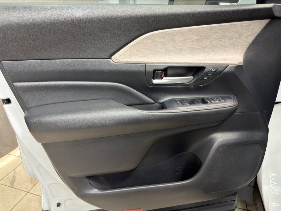 Used 2024 Toyota Grand Highlander AWD image 16