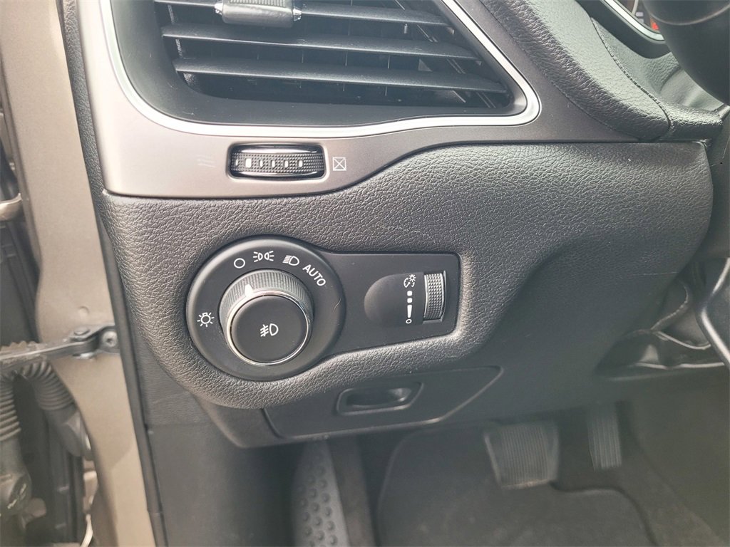 Used 2019 Jeep Cherokee Latitude w/ Popular Appearance Group image 25